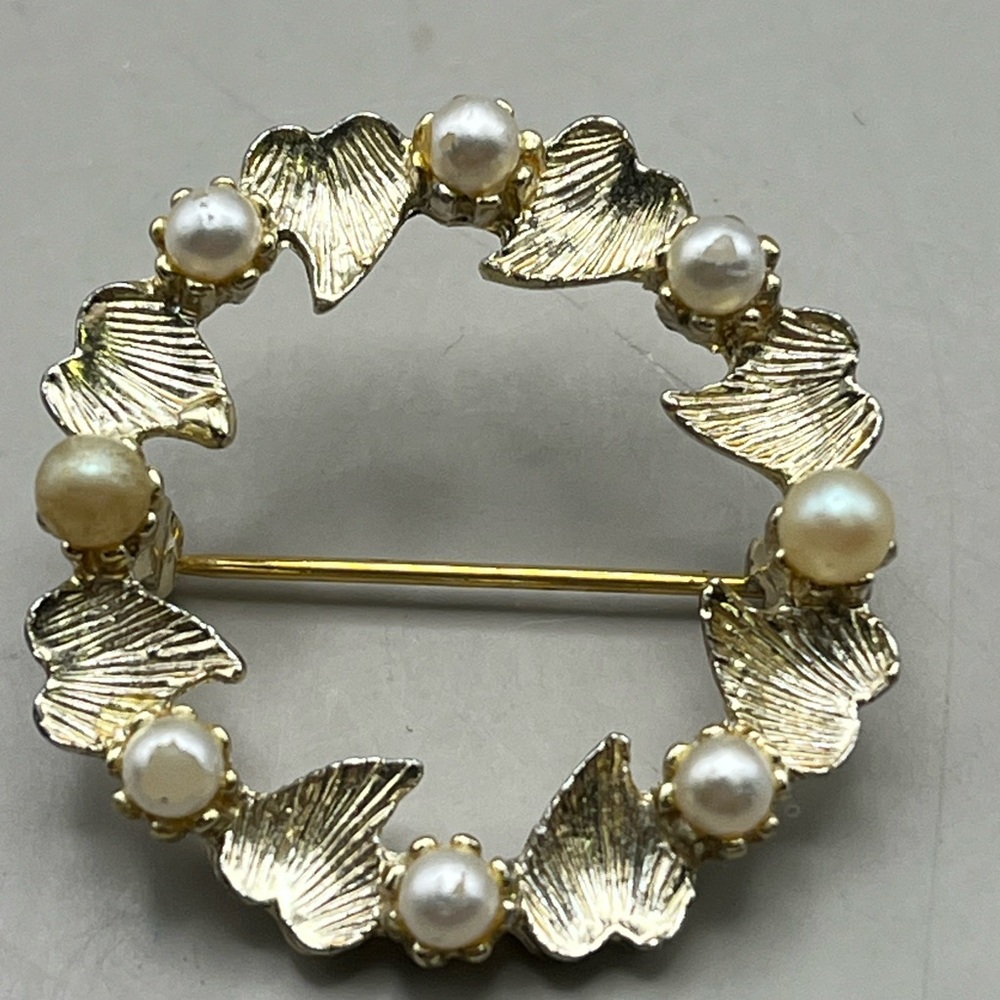 Elegant Vintage Gold Tone Pearl Wreath Brooch Luxe Classic Statement Piece